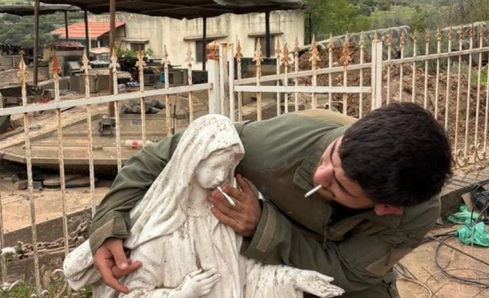 Un soldat place une cigarette dans la bouche d’une statue de la Vierge Marie à Debel, dans le sud du Liban, sur une photo diffusée en ligne le 6 mai 2026 