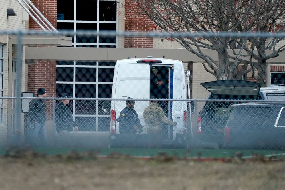 Des officiers de police de Colleyville près de la synagogue Congregation Beth Israel le samedi 15 janvier 2022 au Texas