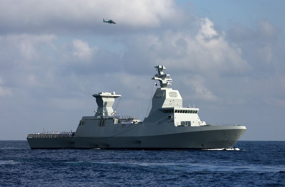 Interceptação de UAVs do Hezbollah exige maior vigilância Marinheiros israelenses saúdam a bordo do navio de guerra Atzmaut, uma corveta Saar 6, durante uma cerimônia de boas-vindas da Marinha israelense após sua chegada da Alemanha, em 10 de agosto de 2021, no Mar Mediterrâneo, a cerca de 40 quilômetros da costa israelense.
