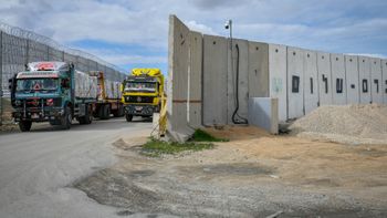 משאיות במעבר כרם שלום. 12.02.25