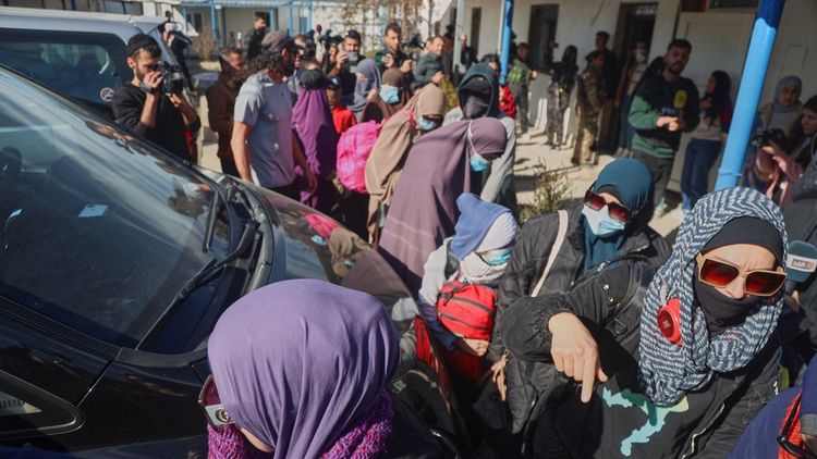 Les familles liées à Daech qui sont de nationalité australienne se dirigent vers un minibus à destination de l'aéroport de Damas lors de la première opération de rapatriement de l'année au camp de Roj, dans l'est de la Syrie, le 16.02.2026