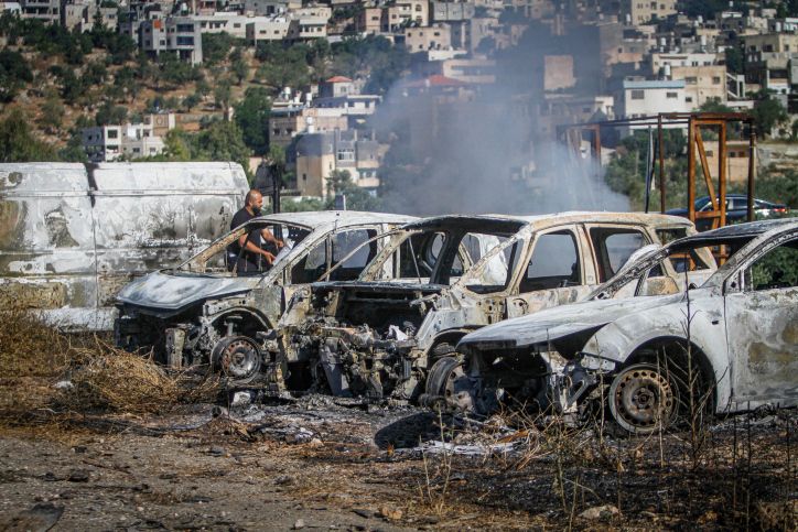 Clashes in West Bank: settlers torch Palestinian homes and vehicles