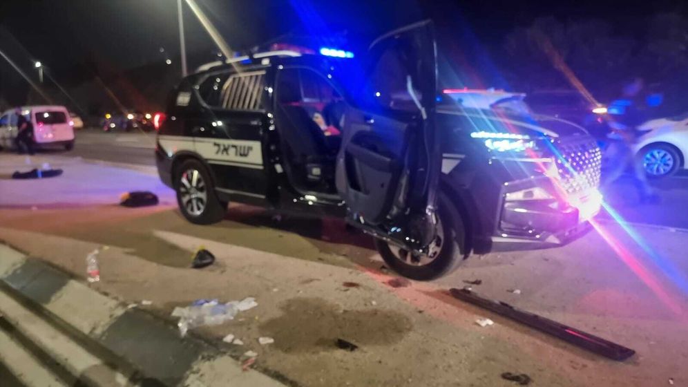 Voiture de la police israélienne endommagée à la suite d'un attentat à la voiture-bélier qui a blessé 4 officiers, dans une ville arabe israélienne
