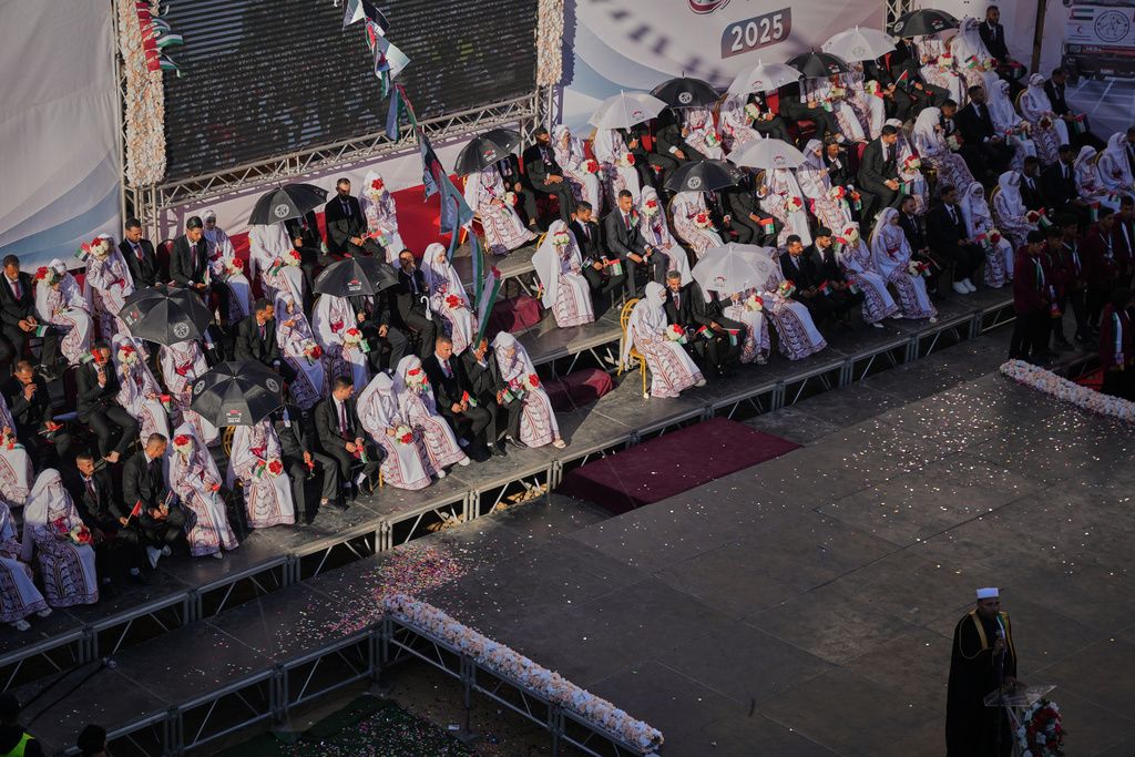 Gaza: 54 couples get married in mass ceremony