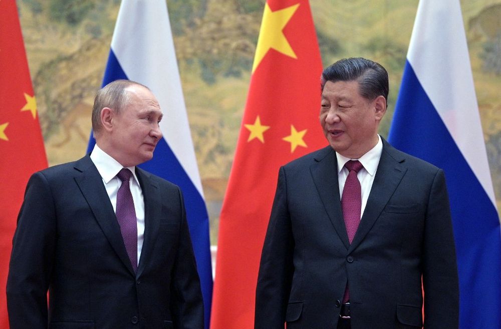 Le président russe Vladimir Poutine (à gauche) et le président chinois Xi Jinping posent pour une photo lors de leur rencontre à Pékin, en Chine, le 4 février 2022