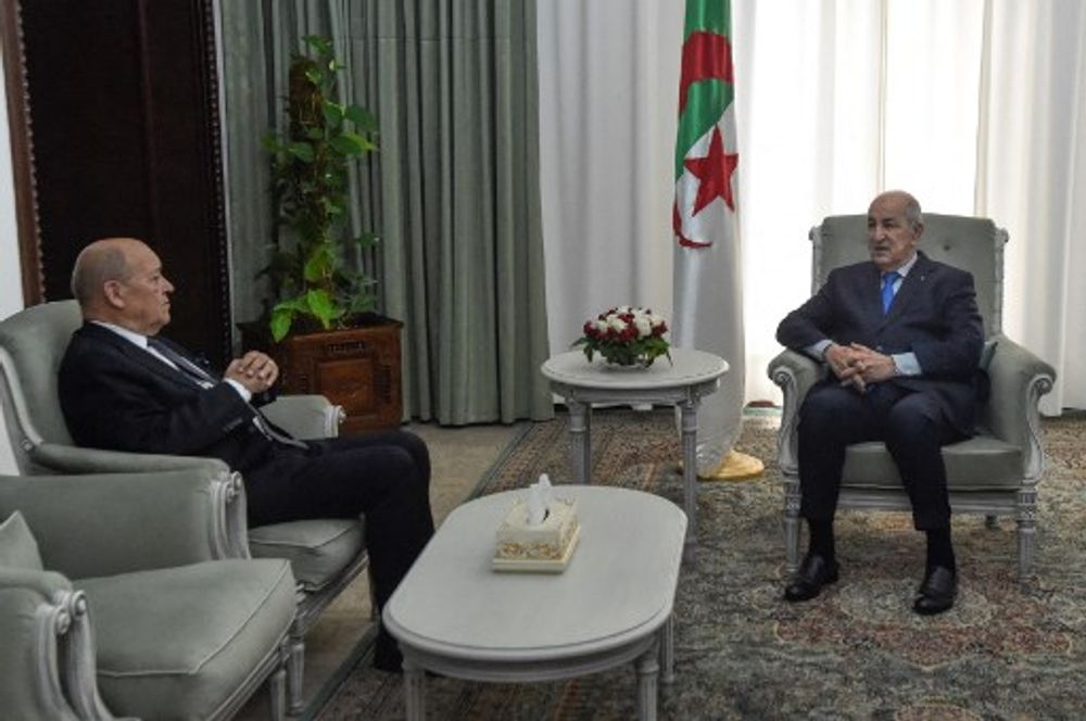 الرئيس الجزائري عبد المجيد تبون (يمين) يلتقي بوزير الخارجية الفرنسي الزائر جان إيف لودريان في العاصمة الجزائر يوم 21 يناير 2020.