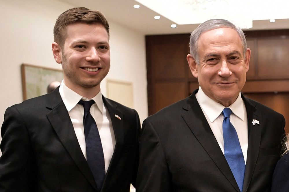 Le Premier ministre israélien Benjamin Netanyahu (R) et son fils Yaïr posent pour une photo à Tel Aviv, en Israël, le 23 janvier 2020.