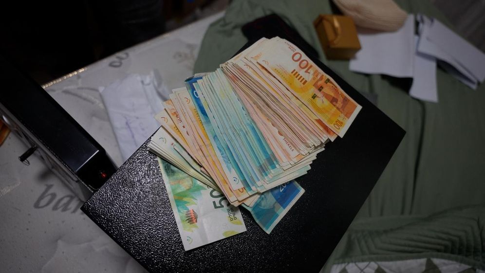 Police Spokesperson Israël saisit des centaines de milliers de shekels versés par l'Autorité palestinienne à des terroristes libérés