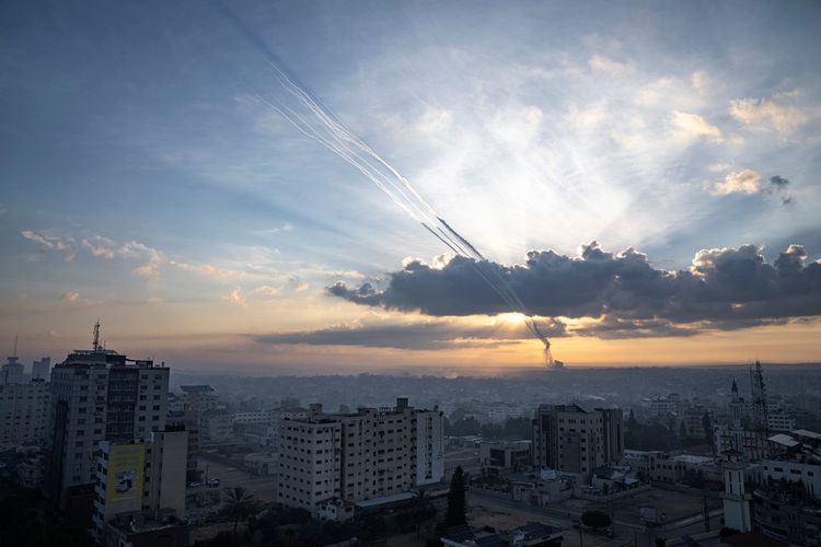 Des roquettes sont tirées vers Israël depuis Gaza, le samedi 7 octobre 2023. Les forces israéliennes sont désormais réparties dans tout le tiers nord de la bande de Gaza.  Plus de 2 millions de personnes, soit la majorité de la population de la bande de Gaza, s'entassent dans ce qui reste.
