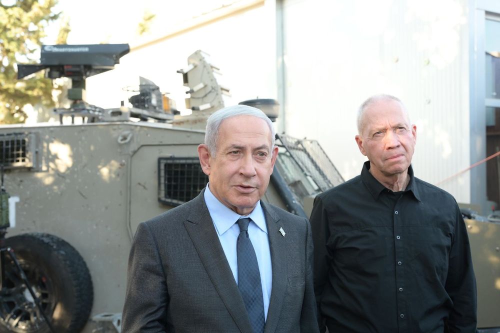 O primeiro-ministro israelense Benjamin Netanyahu (D) e o ministro da Defesa Yoav Gallant na sede do Comando Central das FDI em Jerusalém.