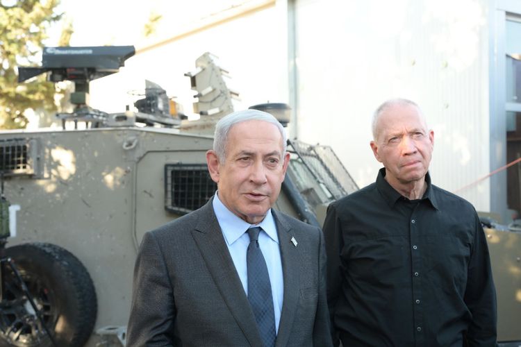 Israel's Prime Minister Benjamin Netanyahu (R) and Defense Minister Yoav Gallant at the IDF's Central Command headquarters in Jerusalem.