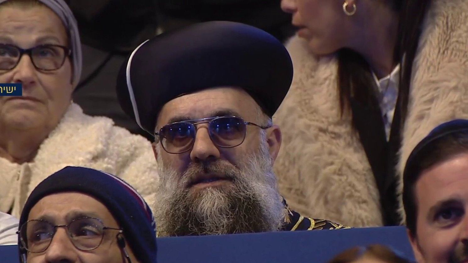 “حاخام مزيف” يثير الجدل في حفل رسمي بإسرائيل.. ضيوف يخطئون ويطلبون البركة من نجم تيك توك