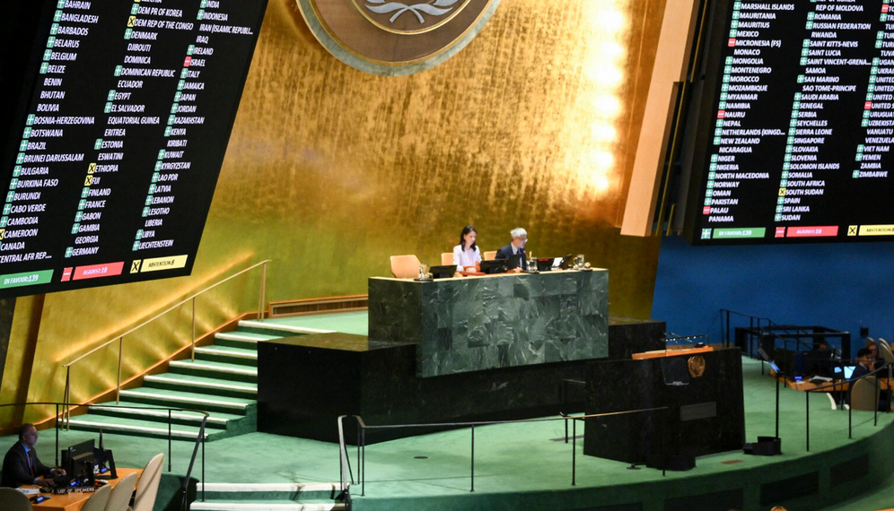 عرض النتائج خلال اجتماع الجمعية العامة للتصويت على حل الدولتين للقضية الفلسطينية في مقر الأمم المتحدة في 12 سبتمبر 2025 في نيويورك.