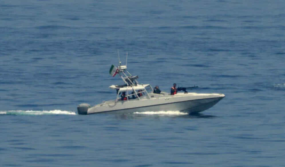 Illustration - Un navire des Gardiens de la révolution iranienne dans le détroit d'Ormuz