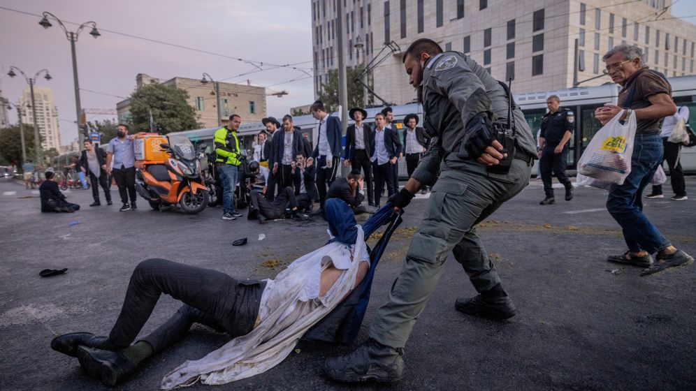 اشتباكات بين الحريديم والشرطة خلال مظاهرة ضد تجنيدهم في الجيش، في القدس، أرشيف