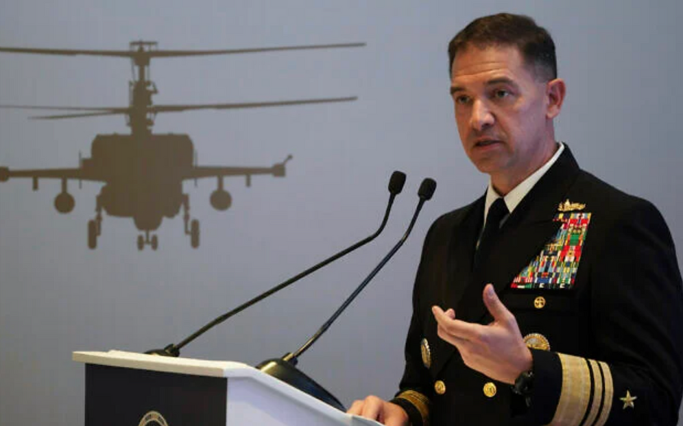 Le vice-amiral Brad Cooper, qui dirige la 5e flotte de la marine américaine basée à Bahreïn, s'exprime lors d'un événement à Abu Dhabi, aux Émirats arabes unis, le 21 février 2023