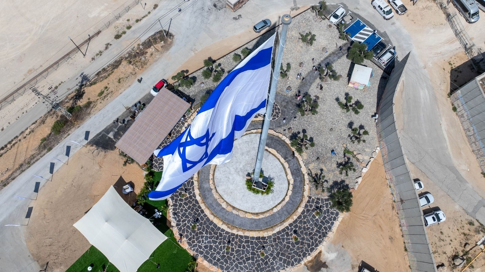 גאווה כחול לבן: הדגל הגדול ביותר בישראל הונף בנתיב העשרה - i24NEWS