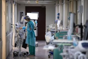 A staff member wearing safety gear in the Covid ward of Hadassah Ein Kerem Hospital in Jerusalem, December 27, 2021.