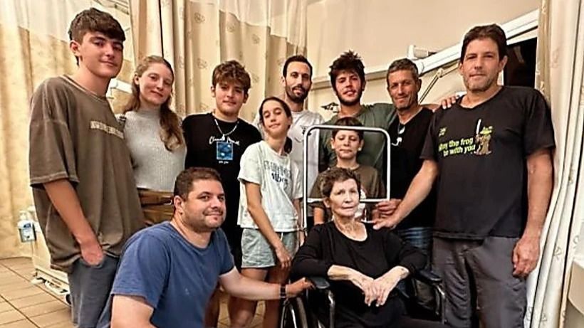 "She's A Real Hero": Families Reunite With The Freed Hamas Hostages - Vimarsana News