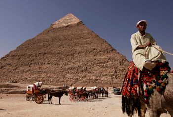 صاحب جمل مصري ينتظر العملاء لركوبهم، أمام هرم خفرع، بالقرب من القاهرة، مصر، 11 أكتوبر 2012. محكمة مصرية يوم الخميس 21 أبريل 2022