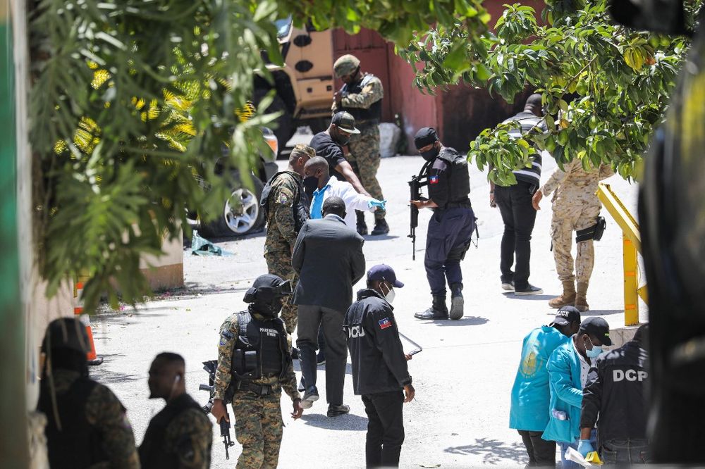 أفراد من الشرطة والطب الشرعي الهايتيين يبحثون عن أدلة خارج المقر الرئاسي في بورت أو برنس ، هايتي ، في 7 يوليو 2021.
