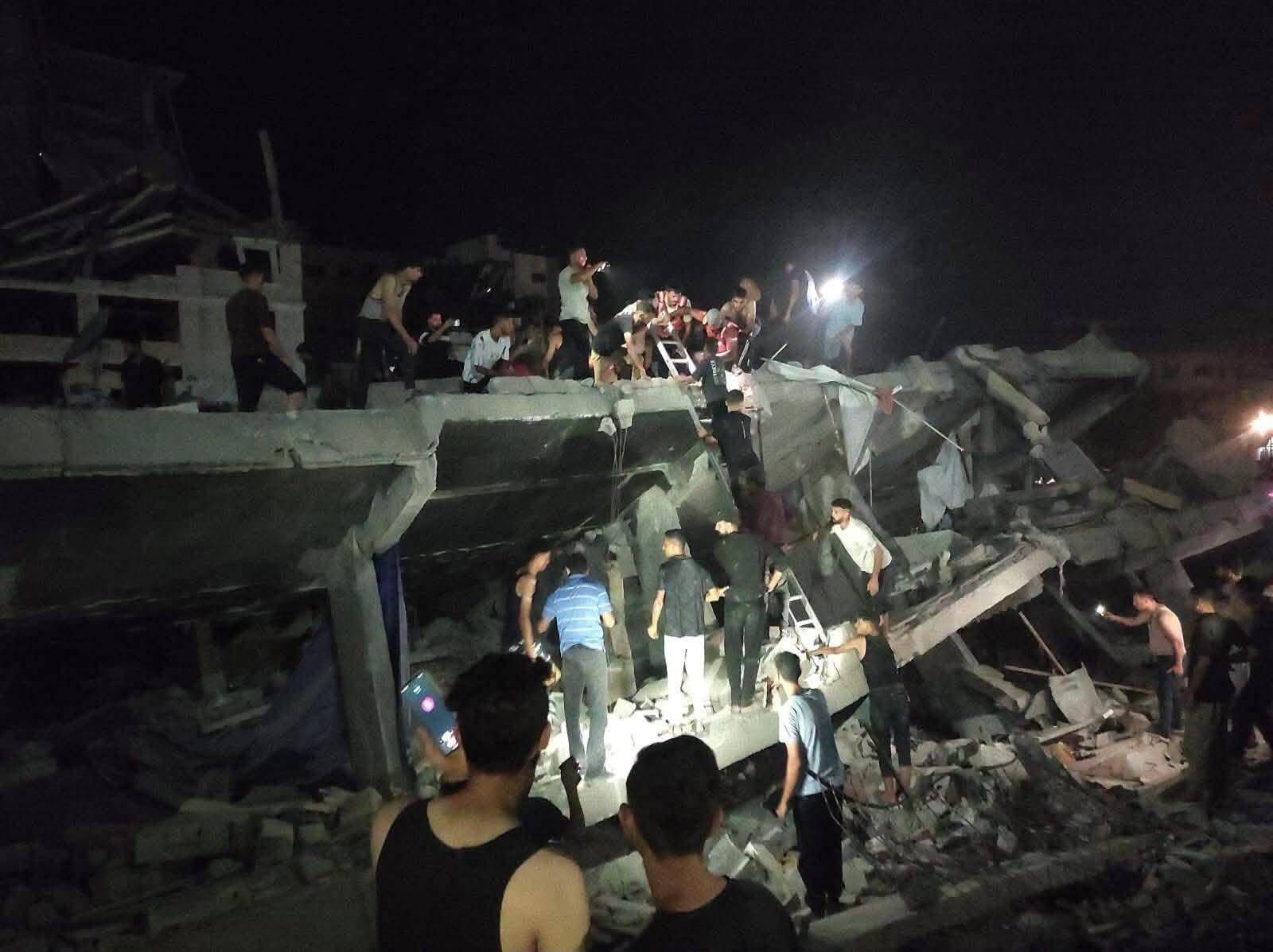 مأساة في غزة.. 20 فلسطيني ضحايا انهيار بناية متضررة خلال الحرب