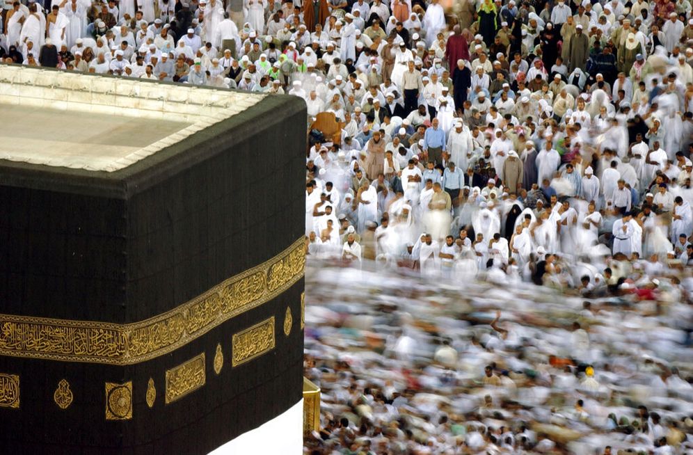 الحجاج يطوفون حول الكعبة المشرفة في المسجد الحرام، أقدس مزار في الإسلام، في مكة المكرمة، المملكة العربية السعودية، يوم الاثنين 17 يناير 2005، قبل يومين من بدء موسم الحج السنوي للمسلمين يوم الأربعاء.
