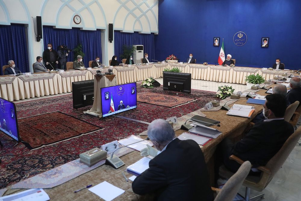 Une photo fournie par la présidence iranienne le 6 mai 2020, montre le président Hassan Rouhani (R-C) parmi les membres de son gouvernement, lors d'une session du cabinet à Téhéran