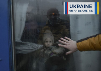 Un père pose sa main sur la fenêtre en disant au revoir à sa fille devant un train d'évacuation à la gare centrale d'Odessa le 7 mars 2022