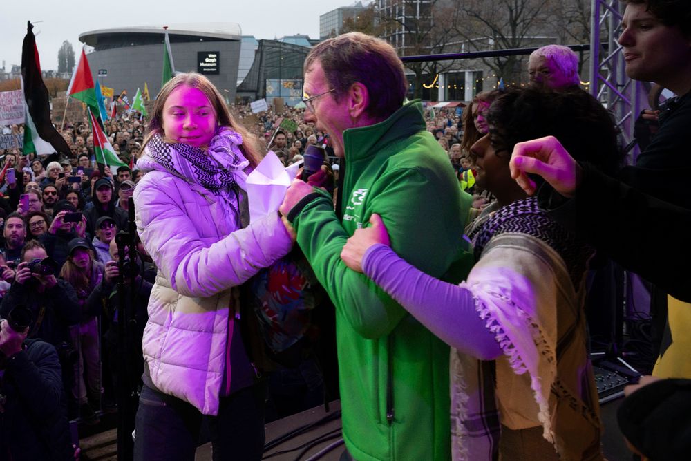 L'activiste climatique Greta Thunberg interrompue par un homme lors d'une manifestation à Amsterdam, dimanche 12 novembre 2023