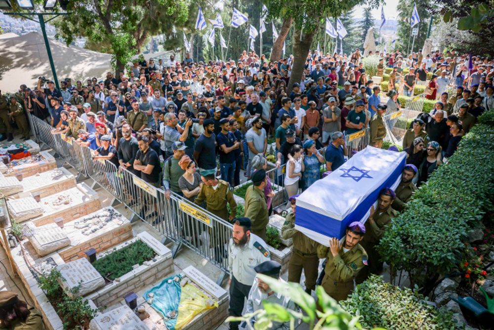 Des milliers de personnes assistent aux funérailles du sergent-chef Shilo Yossef Amir, tué lors d'un attentat près de Kedumim, au cimetière militaire du Mont Herzl à Jérusalem, le 7 juillet 2023