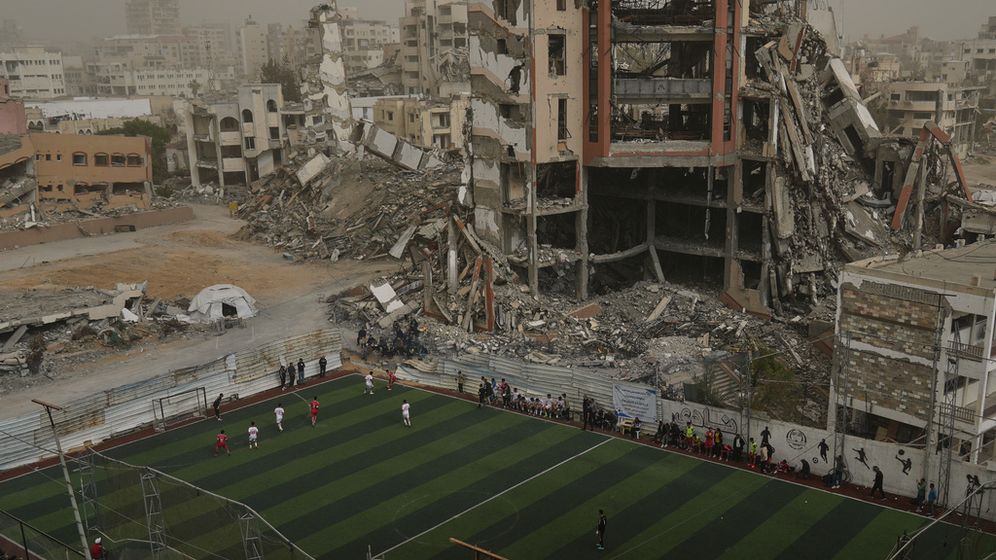 AP Photo/Jehad Alshrafi Match de football à Gaza