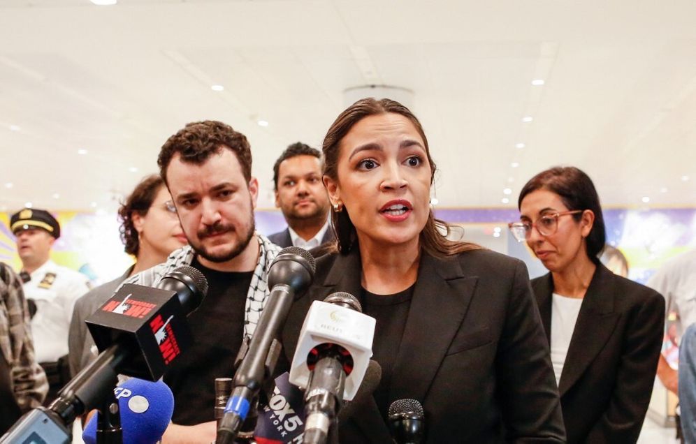 La représentante américaine Alexandria Ocasio-Cortez, démocrate de New York, s’est adressée à la presse aux côtés de l'activiste pro-palestinien Mahmoud Khalil
