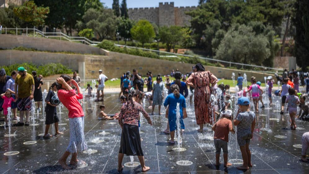 יונתן זינדל / פלאש 90 ילדים משחקים במים, ארכיון