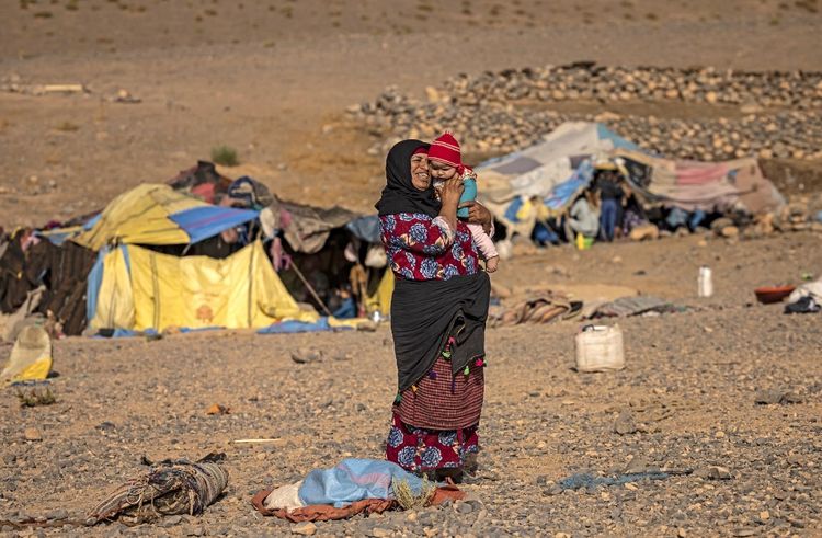 FADEL SENNA / AFP امرأة مغربية تحمل طفلها