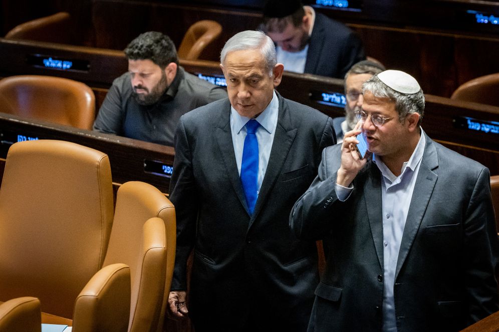 National Security Minister Itamar Ben Gvir (right) with Prime Minister Benjamin Netanyahu in the Knesset