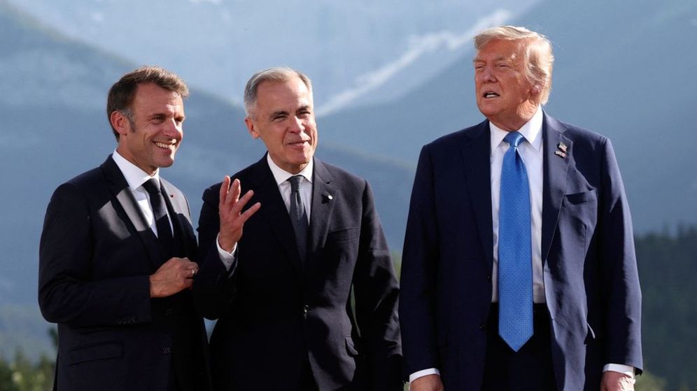 Suzanne Plunkett/Pool Photo via AP Le président français Emmanuel Macron, le Premier ministre canadien Mark Carney et le président américain Donald Trump, lors du sommet du G7, à Kananaskis, Canada