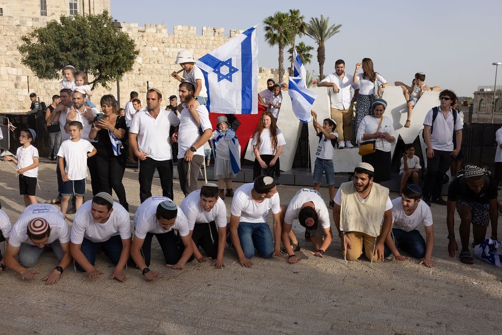 Des drapeaux israéliens près la vieille ville de Jérusalem lors de la Journée de Jérusalem, le 10 mai 2021