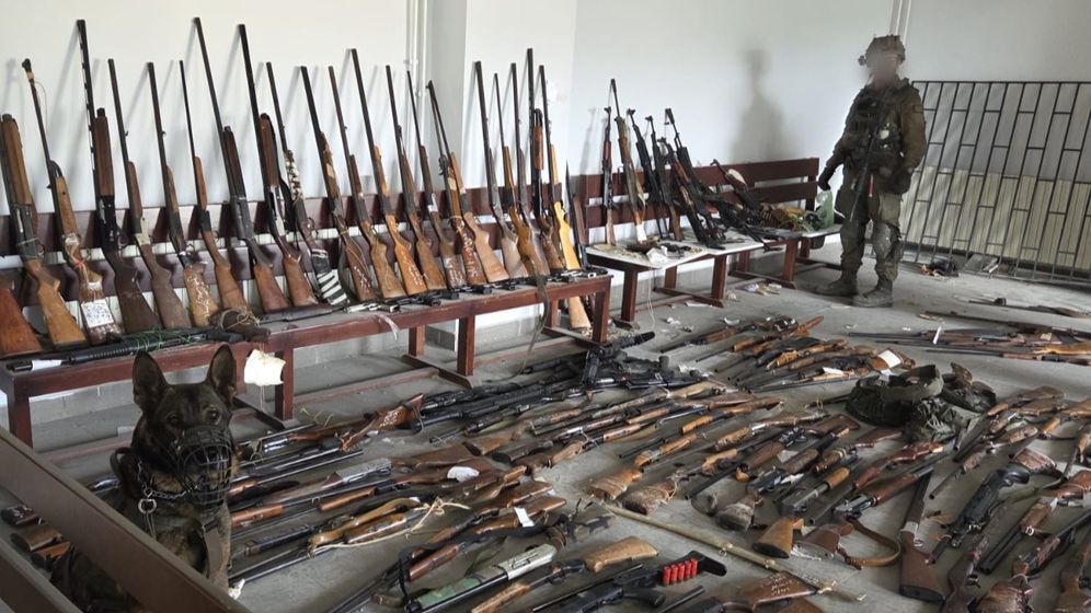 IDF Spokesperson Roquettes, mines, mortiers : Tsahal dévoile l’arsenal du Hezbollah caché dans des écoles