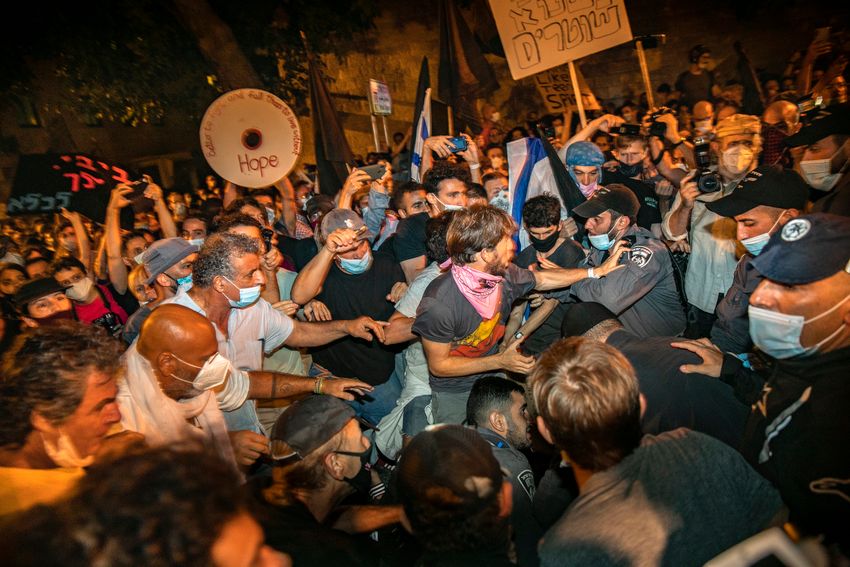 Affrontements entre policiers et protestataires lors d'une manifestation contre le Premier ministre israélien Benyamin Netanyahou devant sa résidence officielle à Jérusalem le 22 août 2020
