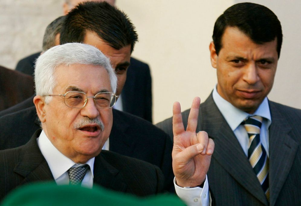 AP Photo/Kevin Frayer, Fi صورة تجمع الرئيس الفلسطيني محمود عباس ومحمد دحلان