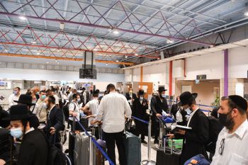 Des Juifs ultra orthodoxes se rendent à Ouman pour la fête juive de Rosh Hashanah à l'aéroport international Ben Gourion près de Tel Aviv, le 1er septembre 2021