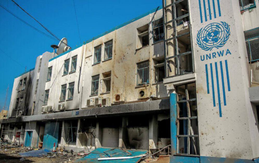 Le siège de l'Office de secours et de travaux des Nations unies pour les réfugiés de Palestine (UNRWA) endommagé dans la ville de Gaza