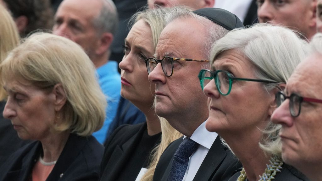 Albanese apologizes to Jewish community over Bondi attack – i24NEWS