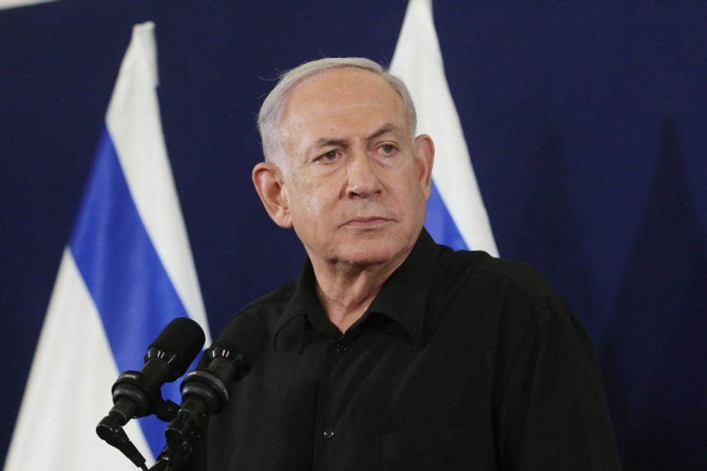 Le Premier ministre israélien Benjamin Netanyahou s'exprime lors d'une conférence de presse au ministère de la Défense, à Tel Aviv, Israël.