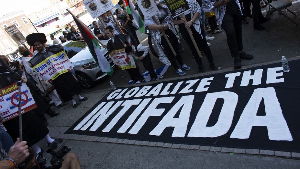 Illustration - Le slogan "Globalize the intifada" (Mondialiser l'intifada) déployé dans une manifestation anti-israélienne