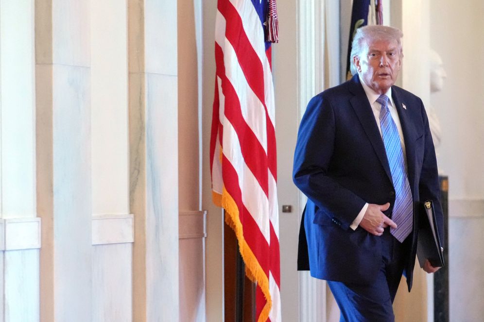 Le président Donald Trump arrive à une rencontre avec des dirigeants de petites entreprises, le lundi 4 mai 2026, dans la salle Est de la Maison-Blanche à Washington.