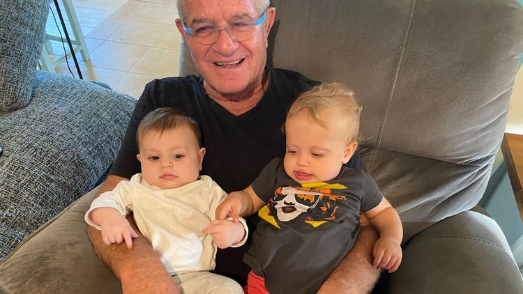 Meni Godard et deux de ses petits-enfants