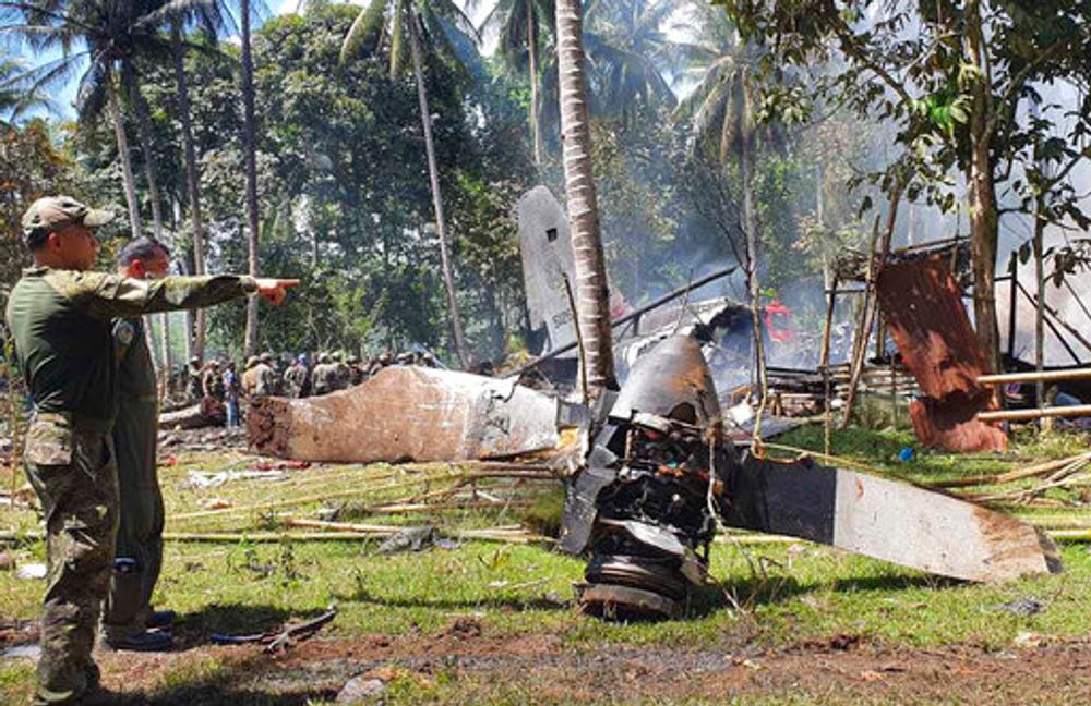 أجزاء من طائرة لوكهيد سي -130 هيركوليس في موقع تحطم الطائرة في بلدة باتيكول بمقاطعة سولو ، جنوب الفلبين ، يوم الأحد 4 يوليو 2021.