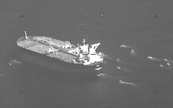 Cette image fixe tirée d’une vidéo diffusée par la marine américaine montre le pétrolier Niovi, entouré de navires des Gardiens de la révolution iranienne dans le détroit d’Ormuz
